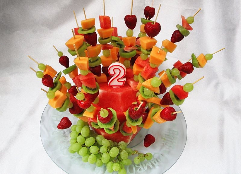 Fruit canapes voor een feestelijke tafel voor de verjaardag van een kind