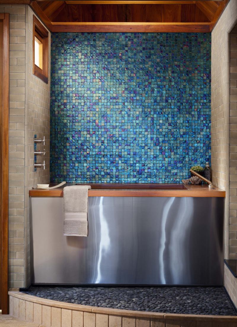 Decorațiuni mozaice de pereți și podele în baie