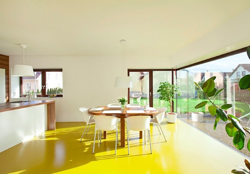 Geltonas linoleumas ant virtuvės-svetainės grindų
