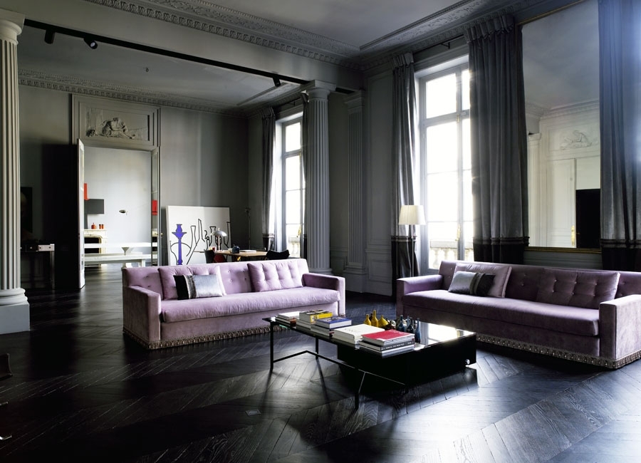 Reka bentuk ruang tamu minimalis dengan sofa lavender
