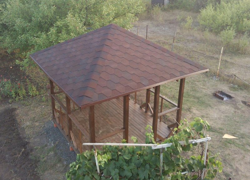 Gazebo kayu sederhana dengan bumbung lembut