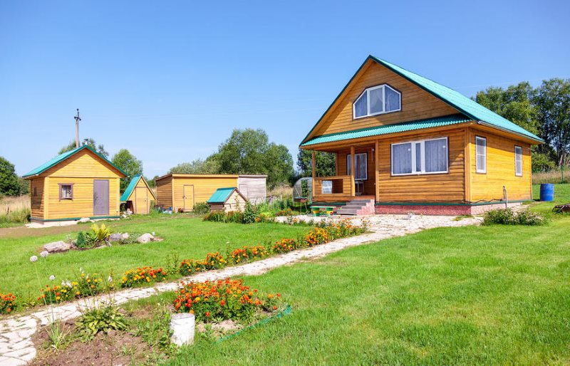 Ontwerp van een zomerhuisje in Russische stijl