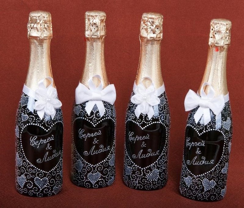 Бутилки шампанско с имената на младите за сватбата