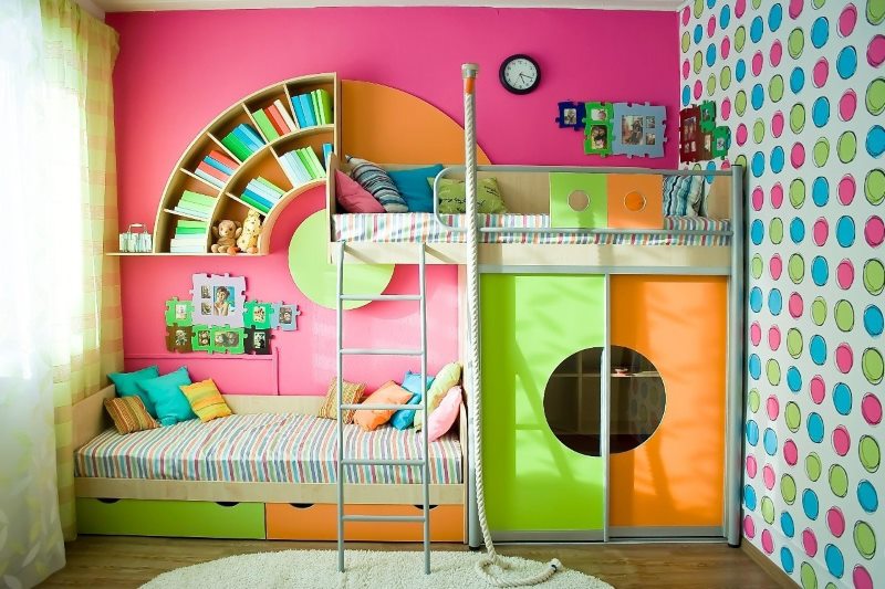 Interiorul unei camere pentru copii cu un pat supraetajat