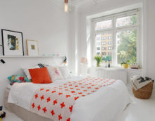 Бяла спалня и оранжева възглавница