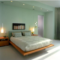 Interiér útulné ložnice v mátových barvách