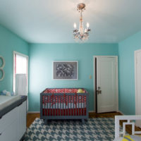 De muren in mintkleur schilderen in de kinderkamer voor de baby