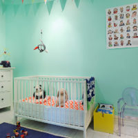 Prostor pro novorozence v mátových barvách