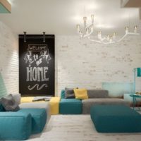 Kombinace barvy máty s jinými odstíny v interiéru obývacího pokoje