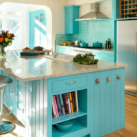 Insula de bucătărie în culori de mentă într-o casă de țară