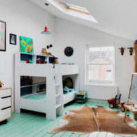 Mint barevné dřevěné podlahy v dětském pokoji