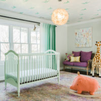 Tirai warna Mint di dalam bilik untuk bayi
