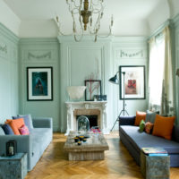 Barva máty v klasickém stylu obývacího pokoje