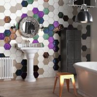 Šešiakampių keraminių plytelių mozaika vonios kambario dizaine