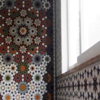 Spalvingas mozaikos ornamentas ant virtuvės sienos