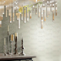Zrcalni mozaik na zidu i svijećnjaci na stolu