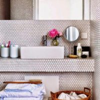 Malé mozaikové obložení koupelny