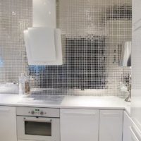 Veidrodiniai mozaikos ir balti fasadai modernioje virtuvėje