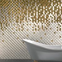 Mozaic alb auriu în baie