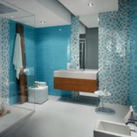 Baltos ir mėlynos spalvos mozaikos derinys vonios kambaryje