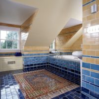 Persų mozaikinis kilimas ant vonios kambario grindų