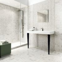 Mosaik kelabu dan putih dalam reka bentuk bilik mandi