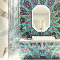 Šaren mozaik sastav oko umivaonika
