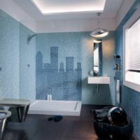 Pencakar langit Mosaic di dinding bilik mandi