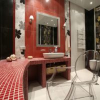 Raudona mozaika vonios kambaryje