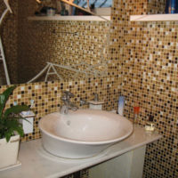 Višebojni mozaični elementi na zidovima oko sudopera