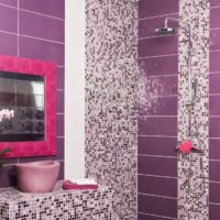 Violetinės vonios dizainas su mozaikiniu dekoru
