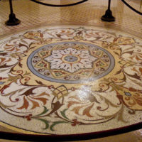 Prašmatnus mozaikos ornamentas ant gyvenamojo kambario grindų