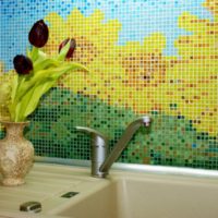 Керамични мозаечни слънчогледи над мивката
