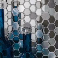Mozaikos bičių koriai ir stikliniai buteliai
