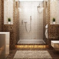 Proiectarea unei cabine de duș cu un mozaic de culori maro și alb