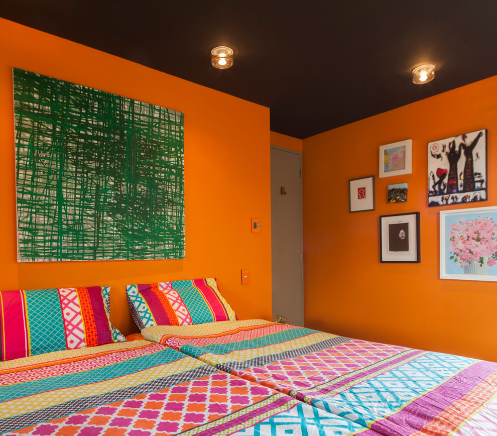 Oranžové a tmavě hnědé barvy v interiéru ložnice pro mladé