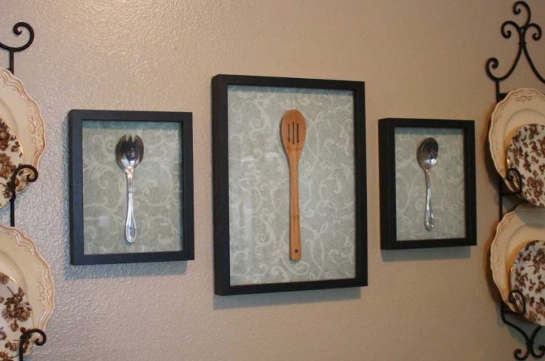 Obrázky se lžičkami na kuchyňské zdi