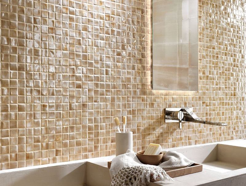 Керамична мозайка на стената на банята