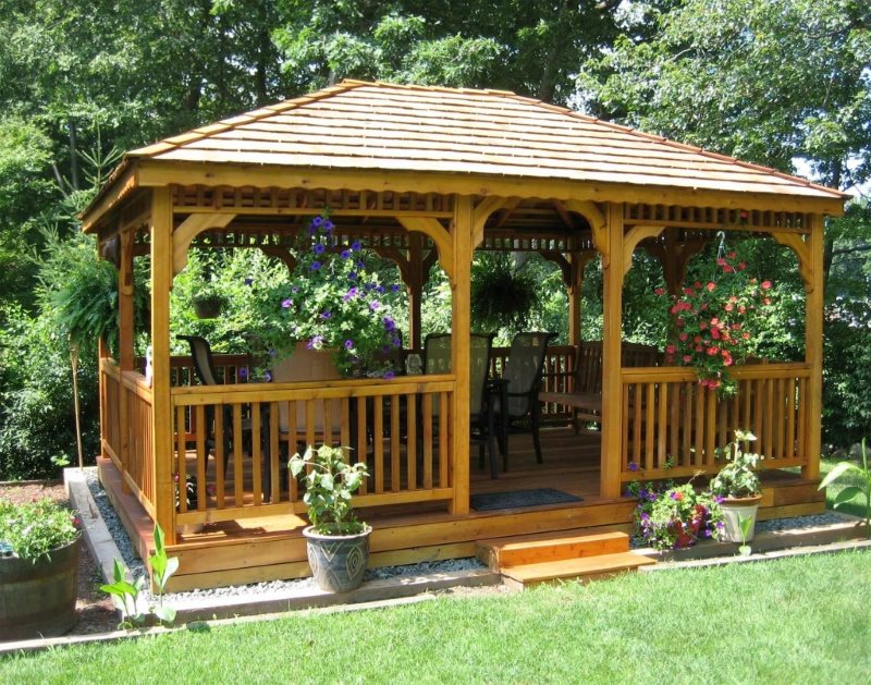 Fotó egy fából készült kerti kerti pavilonról, klasszikus stílusban