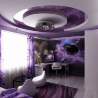 Dormitor violet într-un stil modern.