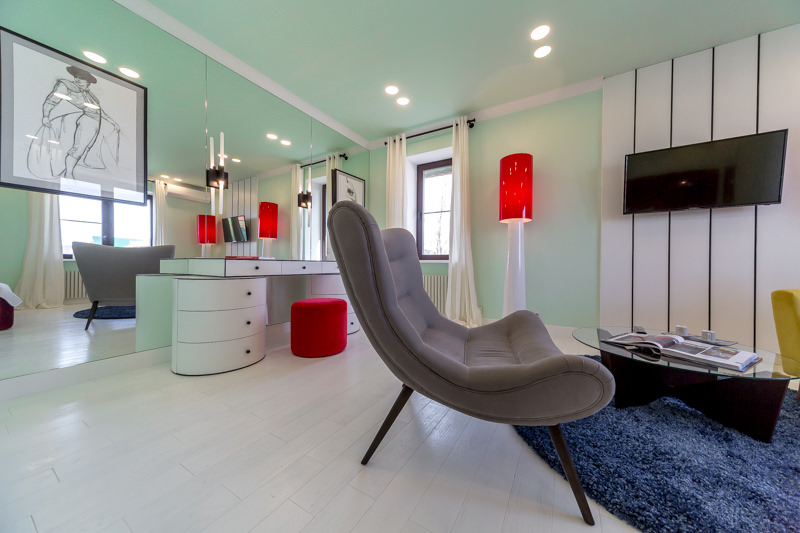 Design obývacího pokoje v mátových barvách s akcenty červené