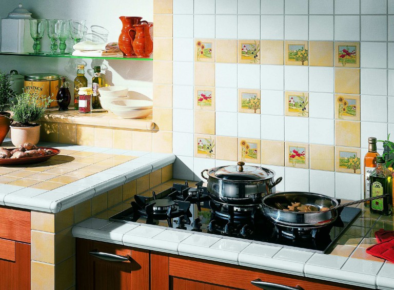 Doe-het-zelf keukenschortdecoratie met stickers