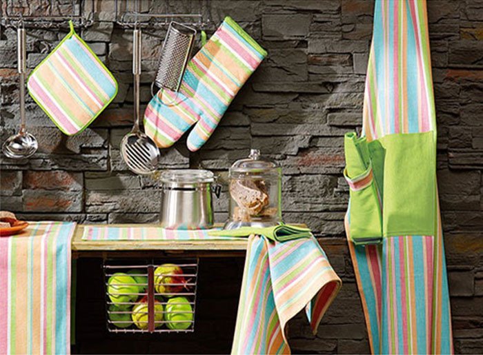 „Pasidaryk pats“ virtuvės erdvės dekoras su „pasidaryk pats“ tekstilės gaminiais.