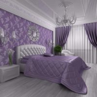 Lavendel sprei in het bed in de damesslaapkamer