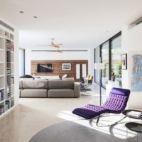Lavendel fauteuil in een moderne woonkamer