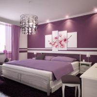 Gambar modular pada dinding ungu