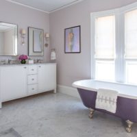 Warna lavender dalam reka bentuk bilik mandi