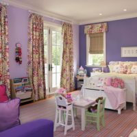 غرفة معيشة منزل خاص بألوان أرجواني