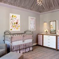 Lavendelkleur in de kamer voor de pasgeborene