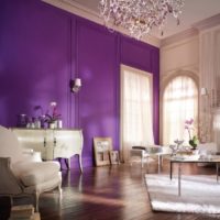Kombinasi putih dengan lavender di ruang tamu sebuah rumah persendirian